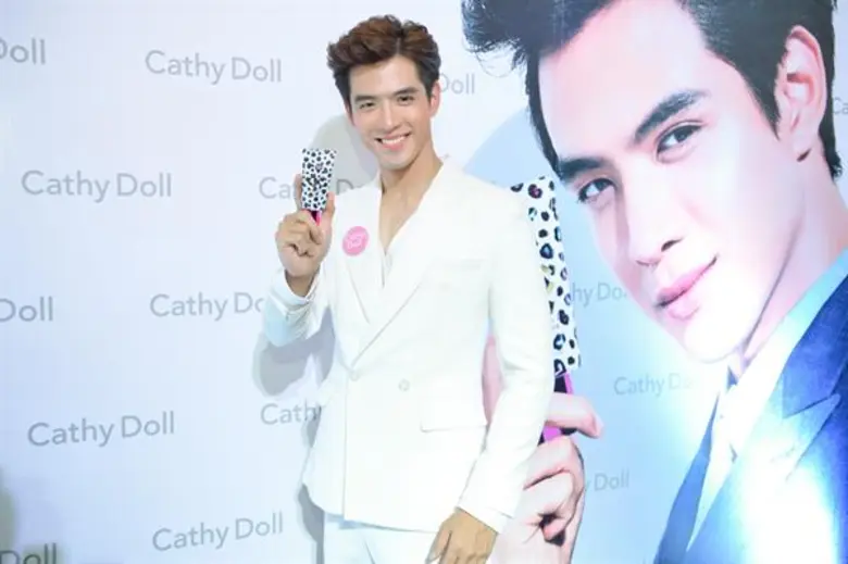 “เคที่ดอลล์” ตอกย้ำความแรง สามีแห่งชาติ คว้าตัวพระเอกแห่งปี “ฟิล์ม-ธนภัทร” พรีเซนเตอร์คนใหม่ล่าสุดของ “Cathy Doll CC Cream”
