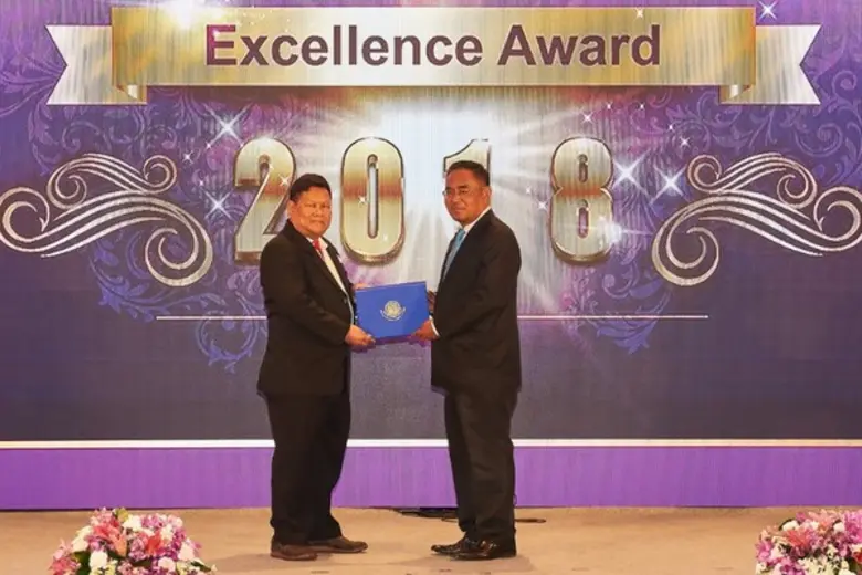 นายก่อยศ หาผลทรัพย์ (คนซ้าย) ผู้ช่วยผู้อำ...