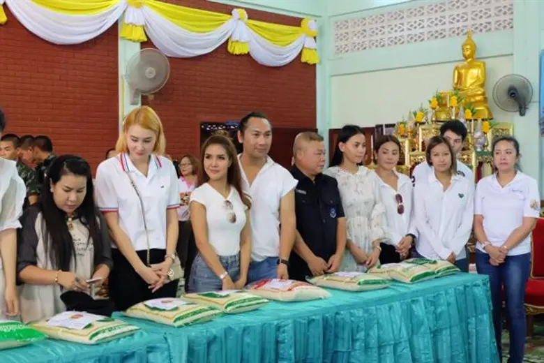 ดร.ทวีศักดิ์ นำทีมศิลปินดาราสายบุญ ร่วมกิจกรรม “ข้าวหนึ่งถุงหุงเพื่อพ่อแม่”