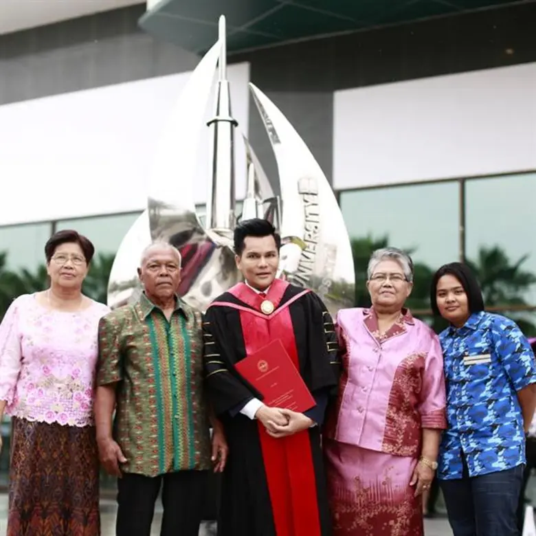 ดร. วโรดม ศิริสุข (ชายแฮ็คส์) ผู้อำนวยการ...