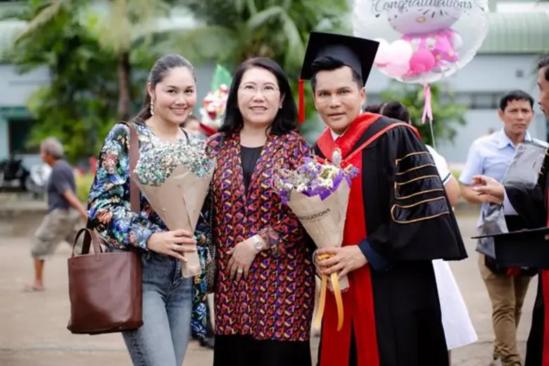 ข่าวซุบซิบ: ชายแฮ็คส์ วโรดม ปลื้มสุด!! รับปริญญาดุษฎีบัณฑิต พี่ๆ น้องๆ นักแสดงร่วมแสดงความยินดีเพียบ