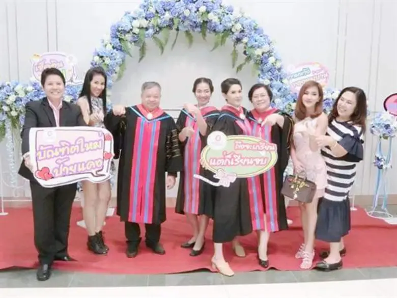 สมความตั้งใจ!!! ครีม ธิชาชา สวมหมวก ดร. เ...