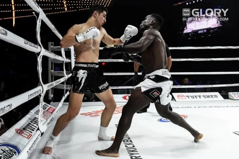 เพชรพนมรุ้ง เกียรติหมู่เก้า มอบเข็มขัดแชมป์ให้ ทีมกู้ภัยกองทัพเรือ