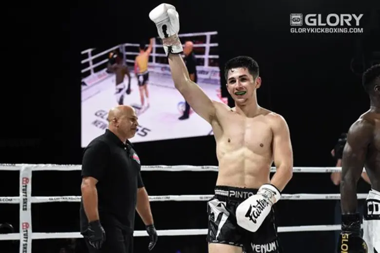 เพชรพนมรุ้ง เกียรติหมู่เก้า มอบเข็มขัดแชมป์ให้ ทีมกู้ภัยกองทัพเรือ