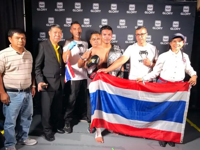 เพชรพนมรุ้ง เกียรติหมู่เก้า มอบเข็มขัดแชมป์ให้ ทีมกู้ภัยกองทัพเรือ