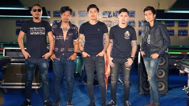 แอบเห็นหนุ่มๆ วงฮาร็อค เจ้าของเพลง ไม่มีอ...