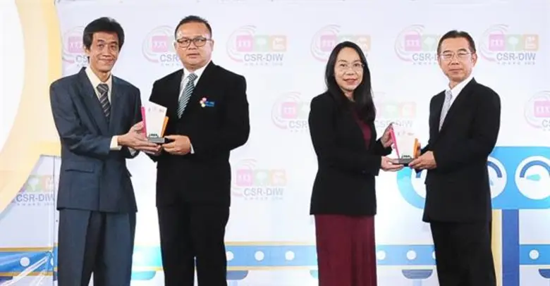 คุณออมสิน ศิริ (ที่ 2 จากขวา) ผู้อำนวยการ...