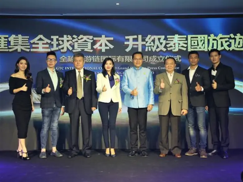 นายวีระศักดิ์ โควสุรัตน์ (ที่ 4 จากขวา) ร...