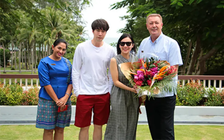 นายจอห์น เคนเดส ผู้จัดการทั่วไปและนางชนิส...