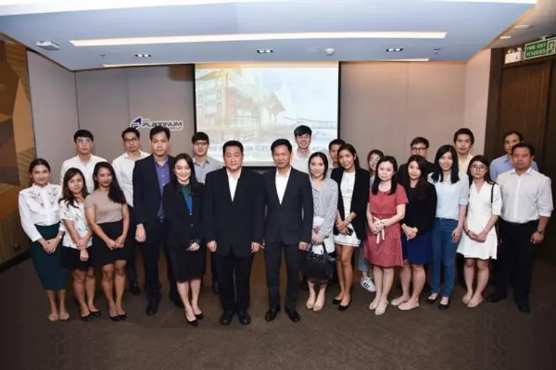 นายตรงจิตร์ ฐานกุล (ที่ 6 จากซ้าย) รองกรร...