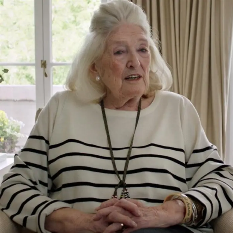 Movie Guide: พระเจ้าของโลกแฟชั่น มีได้แค่ “ ควีน “ เดียว แซ่บ ฉาว ! กว่าสารคดีเรื่องไหน ๆ เตรียมสำรวจทุกความดาร์กเบื้องหลังแฟชั่นระดับโลก ใน "McQueen แม็คควีน " สารคดีเจ้าของคะแนนรีวิวเต็ม 100 27 กันยายนนี้ ในประเทศไทย