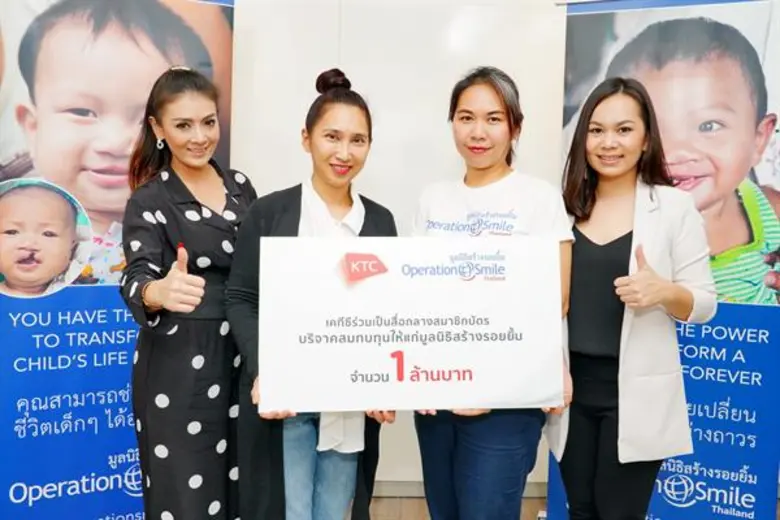 นางสาวสิรีรัตน์ คอวนิช (ซ้าย) ผู้อำนวยการ...