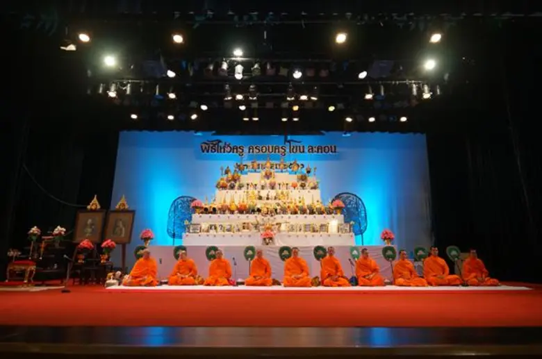 ศิลปินนักแสดงหลากรุ่นเข้าร่วมพิธีอันเป็นสิริมงคล พิธีไหว้ครูและครอบครูโขน-ละคอน ประจำปี 2561 ณ โรงมหรสพหลวงศาลาเฉลิมกรุง