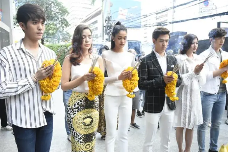 หน้ากากแก้ว