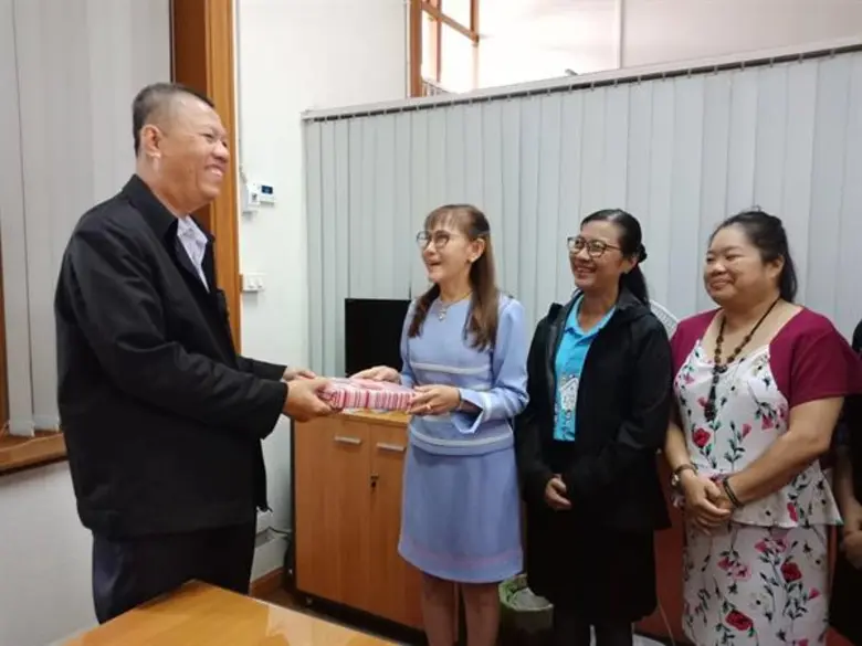 ณ ห้องทำงานหัวหน้าผู้ตรวจราชการ ส.ป.ก. กลุ่มตรวจและประสานราชการ ได้มอบของขวัญแด่หัวหน้าผู้ตรวจราชการ ส.ป.ก.(นายธราดล วัชราวิวัฒน์) เนื่องในโอกาสวันเกษียณอายุราชการ ปีงบประมาณ 2561