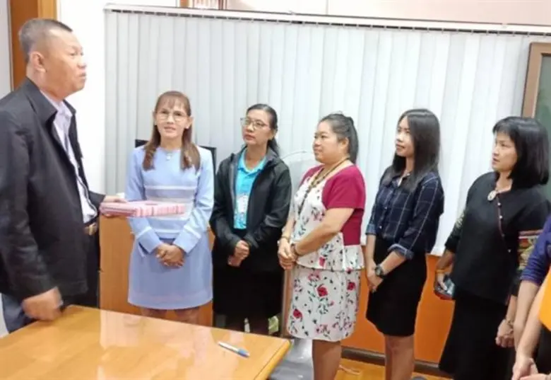 ณ ห้องทำงานหัวหน้าผู้ตรวจราชการ ส.ป.ก. กลุ่มตรวจและประสานราชการ ได้มอบของขวัญแด่หัวหน้าผู้ตรวจราชการ ส.ป.ก.(นายธราดล วัชราวิวัฒน์) เนื่องในโอกาสวันเกษียณอายุราชการ ปีงบประมาณ 2561