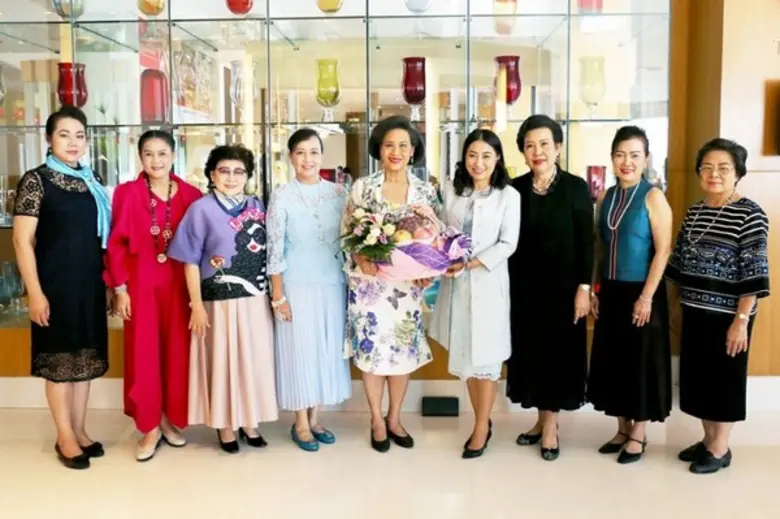 กรแก้ว วิริยะวัฒนา (กลาง) จัดงานเลี้ยงแสด...