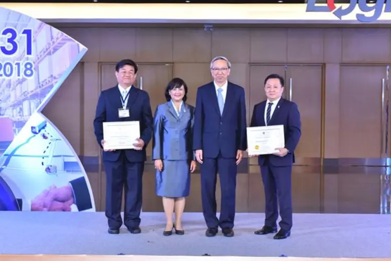 นายสกนธ์ วรัญญูวัฒนา (ที่2 จากขวา) ผู้ช่ว...