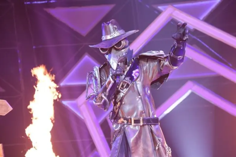 สมศักดิ์ศรี หน้ากากอีกาเหล็ก คว้าแชมป์ Group Jungle War  เอาชนะหน้ากากกระต่ายป่า เฉลยเป็น โบ สุนิตา