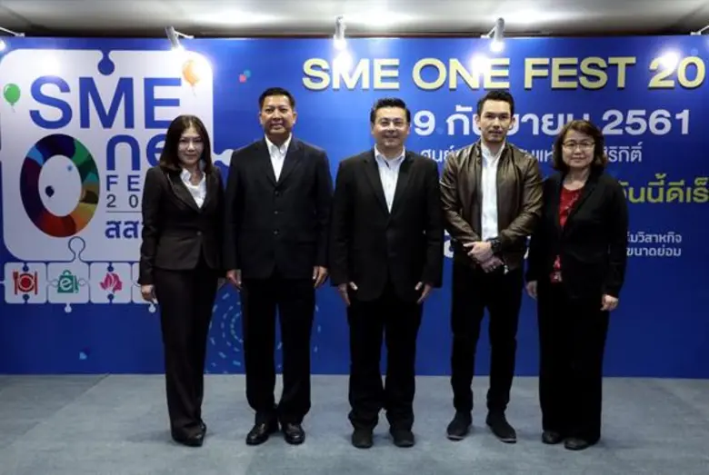 นายสุวรรณชัย โลหะวัฒนกุล (คนกลาง) ผู้อำนว...