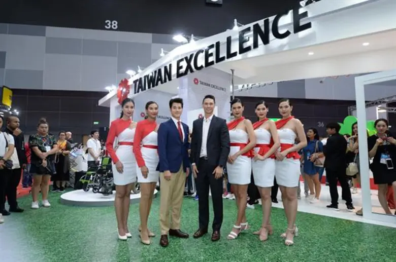 นักแสดงหนุ่ม มาริโอ้ เมาเร่อ และพิธีกรหนุ...