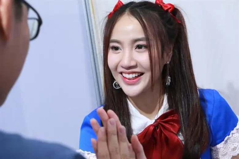 โอ้ยย ตั่ย แหล้ว เรียกว่าฮอลล์แทบแตกทีเดี...