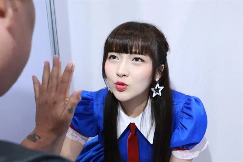 13 สาว “SWEAT 16!” สุดกลั้น ยอมรับน้ำตาซึม หลังโอตะร่วมไฮไฟฟ์ เชกิ แน่นขนัด แถมยิงมิกซ์ฮอลล์แทบแตกในงาน “NIPPON HAKUฯ” กลาง ก.ย. นี้ เตรียมบุกจ.โคราช