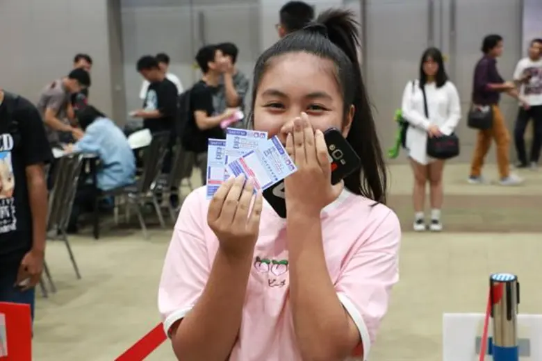 13 สาว “SWEAT 16!” สุดกลั้น ยอมรับน้ำตาซึม หลังโอตะร่วมไฮไฟฟ์ เชกิ แน่นขนัด แถมยิงมิกซ์ฮอลล์แทบแตกในงาน “NIPPON HAKUฯ” กลาง ก.ย. นี้ เตรียมบุกจ.โคราช