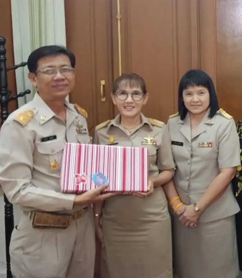 ที่ ห้องทำงานผู้ตรวจราชการ ส.ป.ก. กลุ่มตรวจและประสานราชการ ได้มอบของขวัญแด่ผู้ตรวจราชการ ส.ป.ก.(นายนิพนธ์ ชนมนัส) เนื่องในโอกาสวันเกษียณอายุราชการ ปีงบประมาณ 2561