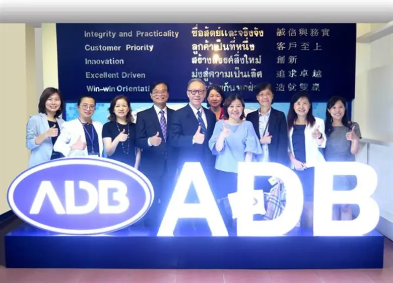 นายหวัง วนาไพรสณฑ์ (ที่ 5 จากซ้าย) ประธาน...