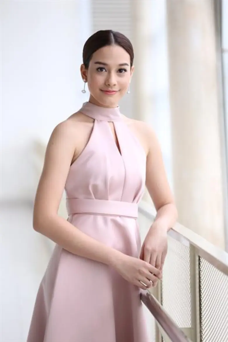 เป็นการเปิดตัวประเดิมผลงานละครเรื่องแรกกั...