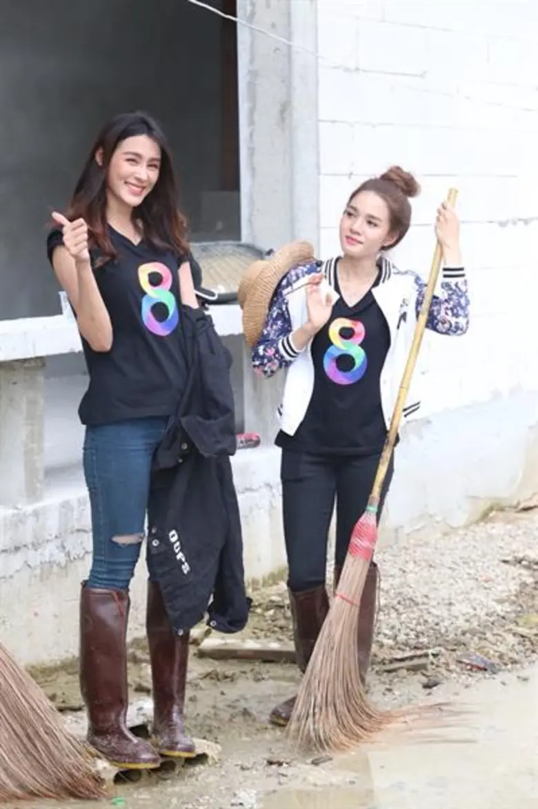 “มังกร-มีน-กล้วย-ต้นข้าว” นำทีม ลงพื้นที่ฟื้นฟูน้ำท่วมพื้นที่บ้านแหลม เพชรบุรี