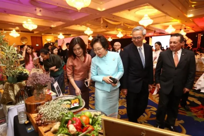 กรมพัฒนาธุรกิจการค้ามอบตราสัญลักษณ์ “Thai SELECT” ครั้งแรกในประเทศไทย ให้ร้านอาหารไทยที่ผ่านเกณฑ์ 579 ร้าน