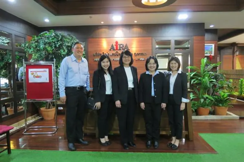 คุณนลินี งามเศรษฐมาศ (กลาง) ประธานเจ้าหน้...