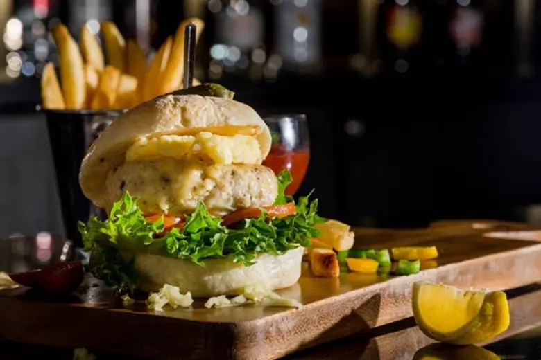 โปรโมชั่นเบอร์เกอร์และเบียร์ ณ ห้องอาหารเดอะ ไฮ บาร์ โรงแรมแลงคาสเตอร์ กรุงเทพฯ