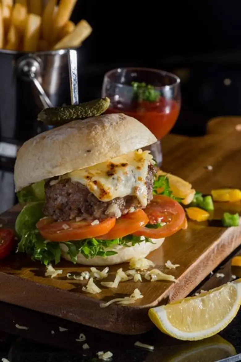 โปรโมชั่นเบอร์เกอร์และเบียร์ ณ ห้องอาหารเดอะ ไฮ บาร์ โรงแรมแลงคาสเตอร์ กรุงเทพฯ