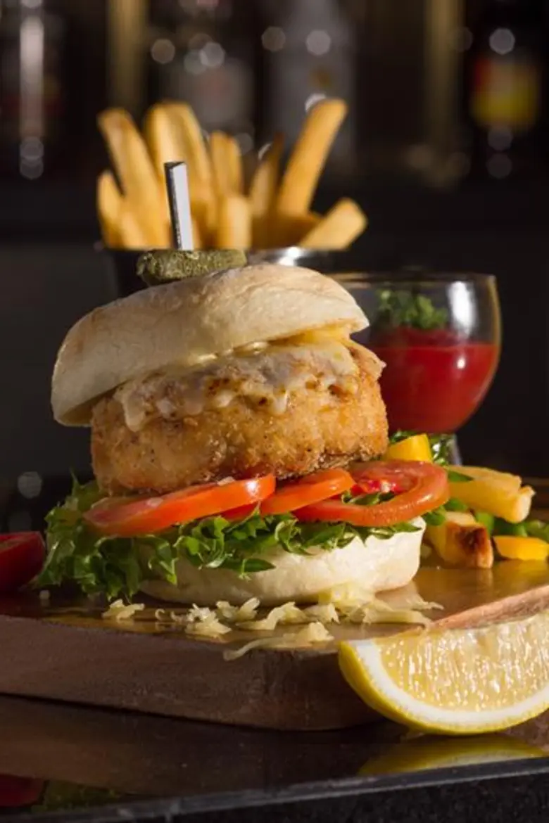 โปรโมชั่นเบอร์เกอร์และเบียร์ ณ ห้องอาหารเดอะ ไฮ บาร์ โรงแรมแลงคาสเตอร์ กรุงเทพฯ