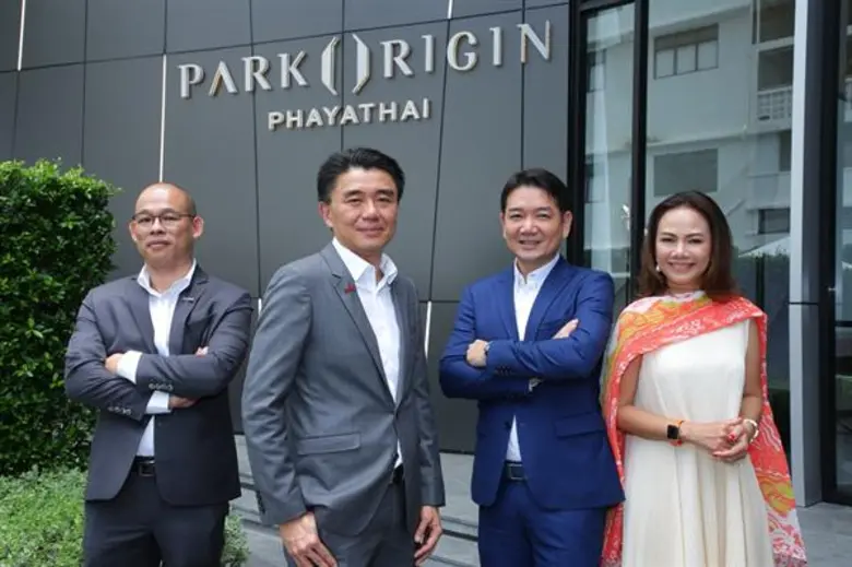 กลุ่มทรู โดย นายพิชิต ธันโยดม (ที่ 2 จากซ...