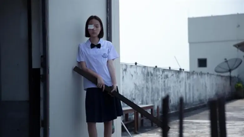 คลั่งการถูกกด Like ในโซเชียลเป็นเหตุ “แนนโน๊ะ” โดนไม้ตีตกดาดฟ้า!!  ตายไม่ตาย มารอชมกันในซีรีส์ “เด็กใหม่” 5 ก.ย. นี้ ทางช่อง GMM25