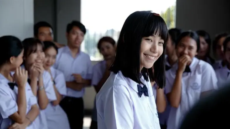 คลั่งการถูกกด Like ในโซเชียลเป็นเหตุ “แนนโน๊ะ” โดนไม้ตีตกดาดฟ้า!!  ตายไม่ตาย มารอชมกันในซีรีส์ “เด็กใหม่” 5 ก.ย. นี้ ทางช่อง GMM25