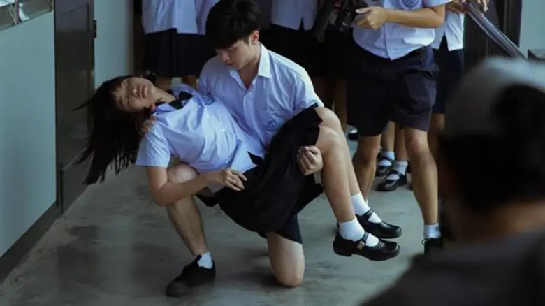 คลั่งการถูกกด Like ในโซเชียลเป็นเหตุ “แนนโน๊ะ” โดนไม้ตีตกดาดฟ้า!!  ตายไม่ตาย มารอชมกันในซีรีส์ “เด็กใหม่” 5 ก.ย. นี้ ทางช่อง GMM25