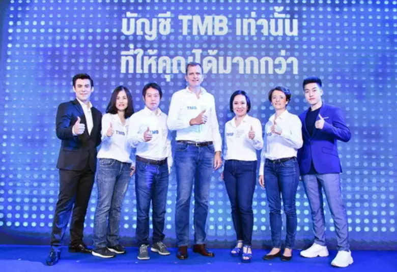 นายรูว์ ไฮซแมน (กลาง) ประธานเจ้าหน้าที่บร...