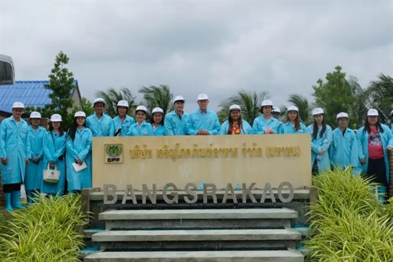 นายเปรมศักดิ์ วนัชสุนทร(กลาง) รองกรรมการผ...