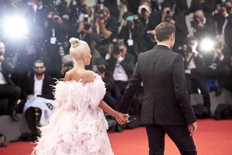 กดชัตเตอร์แบบรัว ๆ แบรดลีย์ คูเปอร์ ควง เลดี้ กาก้า โดดเด่นบนพรมแดง เปิดตัวภาพยนตร์ A Star Is Born ในงาน 75th Venice Film Festival