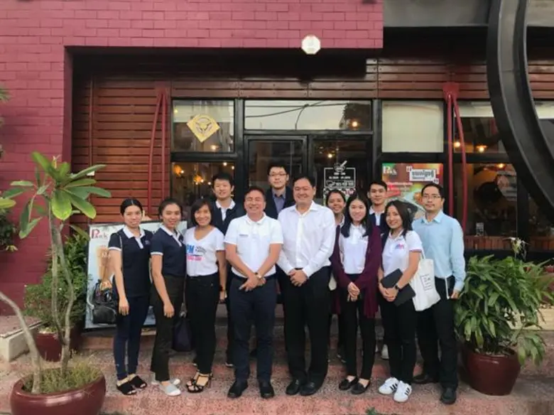 คุณสมภพ ศักดิ์พันธ์พนม (ที่ 4 จากซ้าย) ปร...