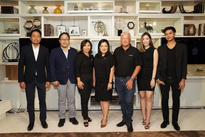 นางสาววิลาสิณี เดชอมรธัญ รองกรรมการผู้จัด...