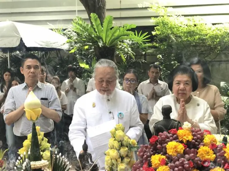 รายการ "กระจกหกด้าน" อยู่คู่กับ สถานีโทรท...