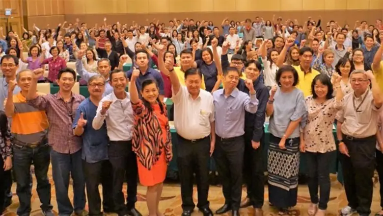 นายวิโรจน์ เศรษฐปราโมทย์ ประธานกรรมการ แล...