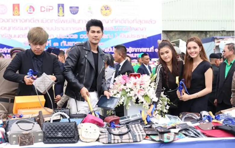 “เก่ง วงเฟลม นำทีมศิลปิน ช่อง 8 อาร์สยาม” ทำลายของละเมิดทรัพย์สินทางปัญญา