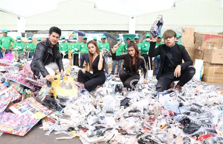 “เก่ง วงเฟลม นำทีมศิลปิน ช่อง 8 อาร์สยาม” ทำลายของละเมิดทรัพย์สินทางปัญญา